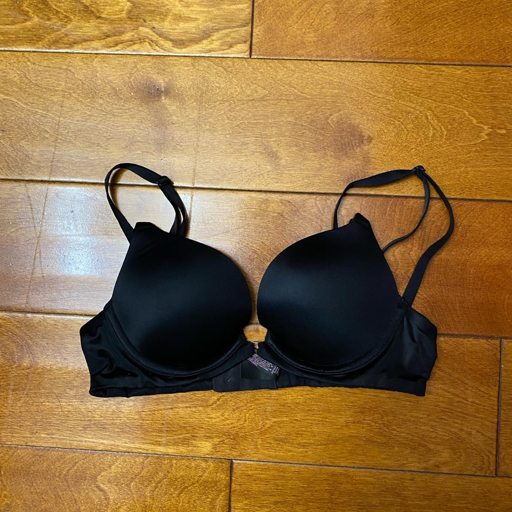 Victoria Secret Very sexy plunge bra size 32B